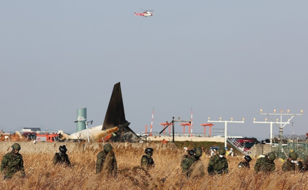 무안공항에 추락한 제주항공 여객기 부근을 군인들이 수색하고 있다. 연합뉴스. 