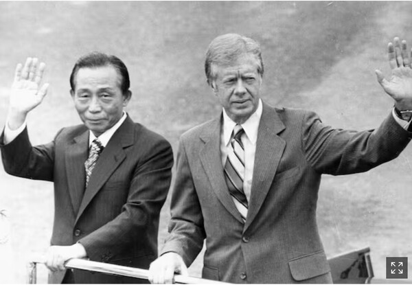 1979년 6월 방한 당시의 지미 카터와 박정희.  외교부 연합뉴스