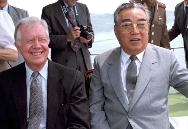 1994년 6월 아내 로절린과 함께 평양을 방문한 카터 전 대통령이 김일성 당시 북한 주석을 만나 환담하고 있다. 1차 '북핵위기'로 전쟁 직전까지 갔던 남북한간 긴장상태는 카터의 전격적인 평양방문으로 완화됐다.   나무위키