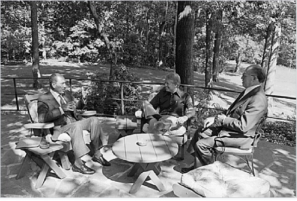 1978년 9월 카터 대통령(중앙)의 초청으로 캠프데이비드에서 만난 안와르 사다트 이집트 대통령(왼쪽)과 메나햄 베긴 이스라엘 총리.    위키백과