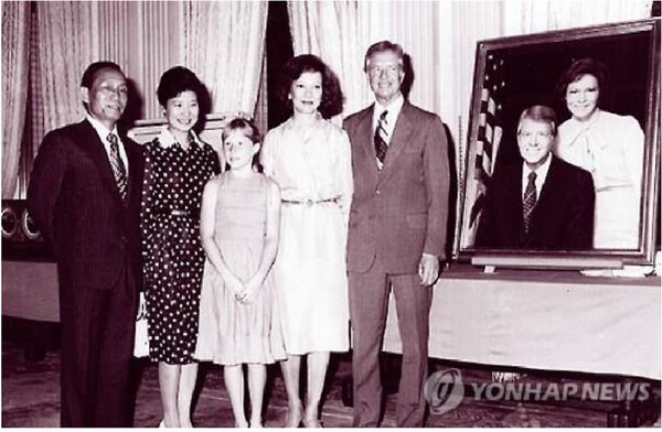 1979년 6월 방한 당시의 카터 대통령과 박정희 대통령 가족 모임 사진.   연합뉴스