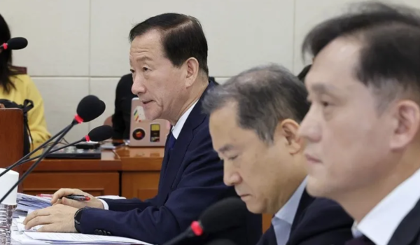 2024년 10월 24일 오전 열린 국회 과학기술정보방송통신위원회의 국정감사에 출석한 류희림 방송통신심의위원회 위원장(왼쪽)이 의원 질의에 답변하고 있다. 연합뉴스 