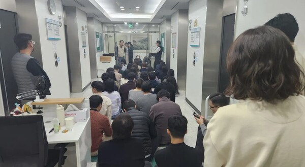 2024년 12월 20일 방송회관 19층 위원장 집무실 앞에서 ‘류희림 사퇴’를 촉구한 방심위 평직원들(사진 출처 : 언론노조 방심위 지부)