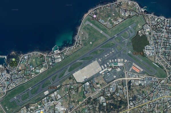 제주공항은 3180m 길이 동서 활주로가 있고, 남북 활주로도 있지만 길이가 1900m로 짧고 두 활주로가 교차하기 때문에 평상시에는 거의 쓸모가 없다. © 네이버 지도