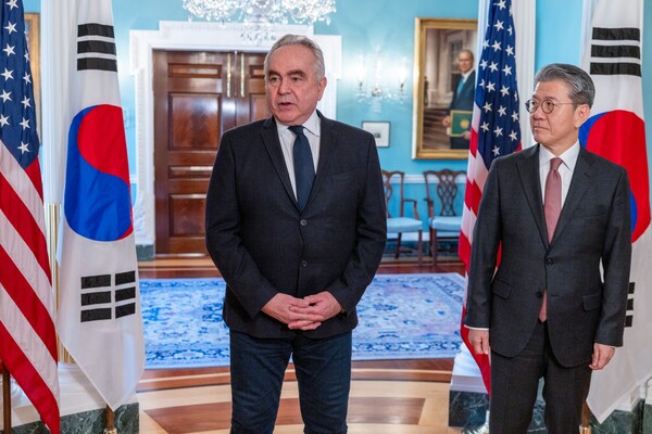 미국 국무부 부장관 커트 캠벨(좌)이 한국 외교부 1차관 김홍균(우)을 지난 12월 23일 워싱턴 DC의 국무부에서 만나고 있다. 김 1차관은 한국이 민주주의 원칙을 준수하고 이에 따라 통치받을 것임을 미국이 확신할 수 있을 것이라고 말했다. 2024.12.23. EPA 연합뉴스