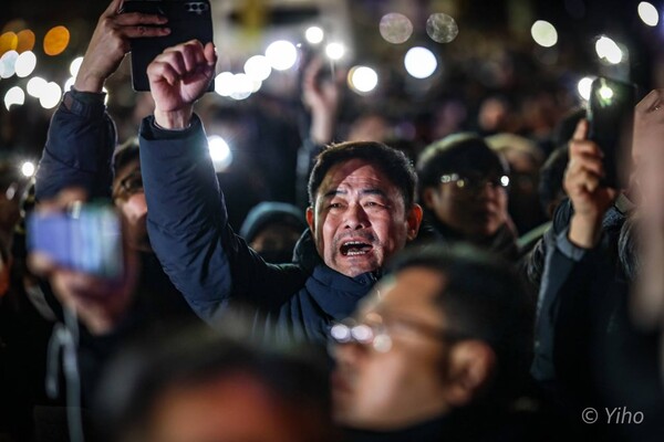 2024년 12월 여의도 국회의사당 정문에서 '윤석열 탄핵'을 외치는 시민들. 사진 이호 작가