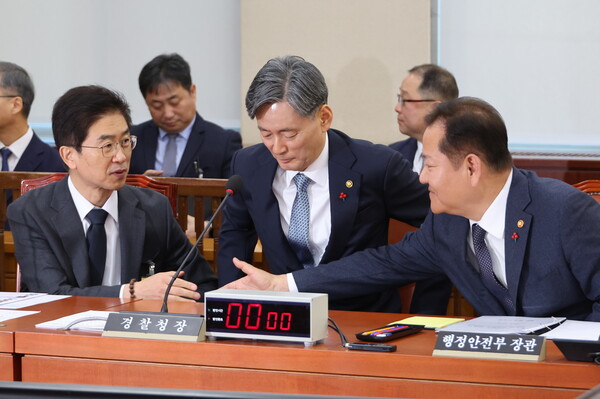 이상민 행정안전부 장관(오른쪽부터), 조지호 경찰청장, 김봉식 서울경찰청장이 5일 오전 계엄 당시 경찰의 대응과 관련한 긴급 현안질의가 진행되는 국회 행정안전위원회 전체회의에 출석해 대화하고있다. 2024.12.5. 연합뉴스