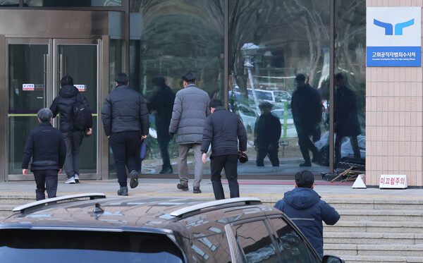 윤석열 대통령의 체포영장 집행에 나섰던 고위공직자범죄수사처 수사관들이 3일 오후 정부과천청사 공수처로 돌아오고 있다. 2025.1.3. 연합뉴스