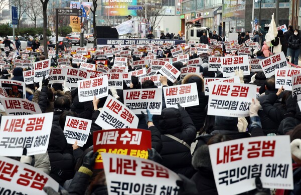 7일 윤석열 대통령이 계엄 사태 관련 대국민 사과 담화를 한 가운데, 대전시민들이 이날 오후 서구 은하수네거리에서 열린 윤 대통령 퇴진 촉구 집회에 참석해 국민의힘을 비판하는 피켓을 들고 있다. 2024.12.7 연합뉴스