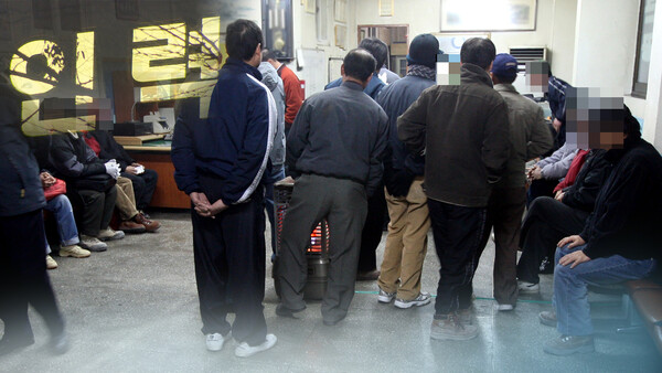 올해 취업자 수가 작년보다 5만 명 감소한 12만 명에 그칠 것으로 전망된다. 사진은 새벽 인력시장. 연합뉴스 자료사진