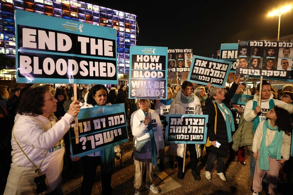 하마스에 의해 억류된 이스라엘 인질의 가족과 친구들이 1일 수도 텔아비브의 라빈 광장에서 인질 석방과 유혈극 중단을 촉구하고 있다. 2025. 01. 01 [AFP=연합뉴스]