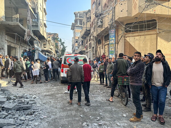 1일 가자에 대한 이스라엘군의 폭격으로 사상자를 이송하기 위해 구급차가 와 있다. 2025. 01. 01 [타스=연합뉴스]