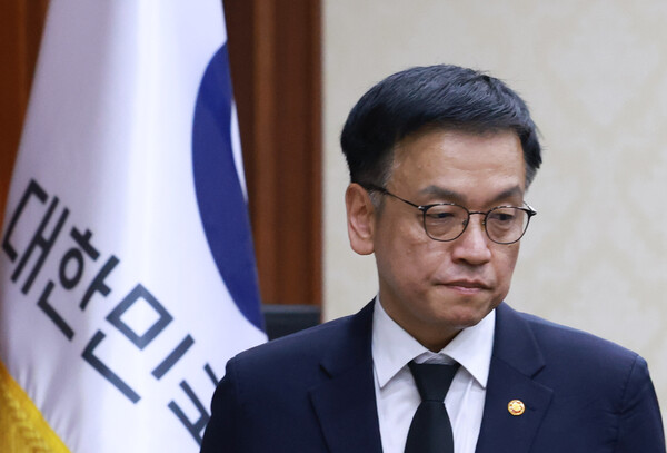 최상목 대통령 권한대행 부총리 겸 기획재정부 장관이 2일 정부서울청사에서 열린 경제관계장관회의에 입장하고 있다. 2025.1.2. 연합뉴스