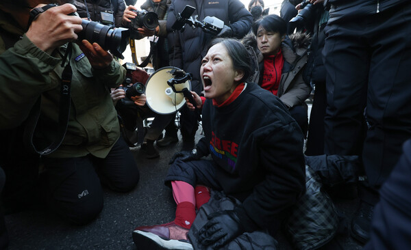 윤석열 대통령에 대한 체포영장 발부 사흘째인 2일 서울 용산구 한남동 대통령 관저 정문 앞에서 지지자가 소리치며 시위하고 있다. 2025.1.2. 연합뉴스