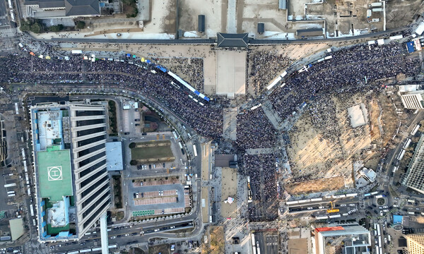 28일 오후 서울 광화문 삼거리에서 윤석열즉각퇴진·사회대개혁 비상행동 주최 대통령 퇴진 집회가 열리고 있다. 2024.12.28. 연합뉴스