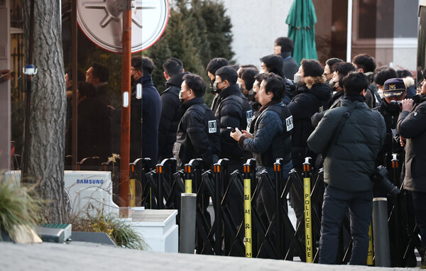 윤석열 대통령에 대한 체포영장 집행에 나선 고위공직자범죄수사처 수사관들이 3일 서울 한남동 대통령 관저 입구를 통과해 진입하고 있다. 2025.1.3. 연합뉴스