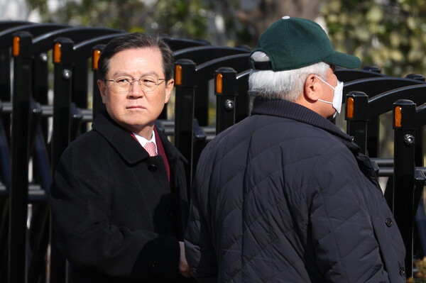 고위공직자범죄수사처가 윤석열 대통령의 체포영장 집행에 나선 3일 서울 한남동 대통령 관저 입구에 윤 대통령측 김홍일(오른쪽), 윤갑근 변호사가 도착하고 있다. 2025.1.3. 연합뉴스