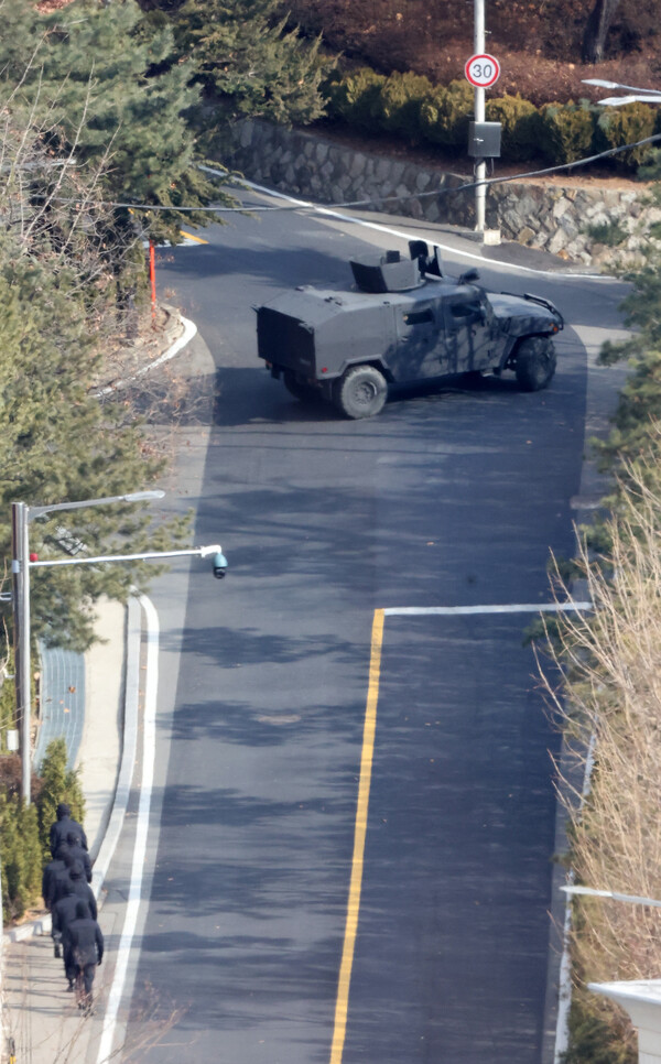 고위공직자범죄수사처가 윤석열 대통령의 체포영장 집행을 시도한 3일 서울 용산구 한남동 대통령 관저 경내에서 소형 전술 차량이 이동하고 있다. 2025.1.3. 연합뉴스