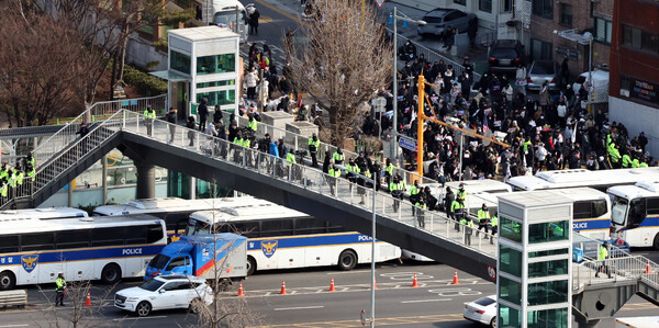 고위공직자범죄수사처가 윤석열 대통령의 체포영장 집행에 나선 3일 서울 용산구 한남동 대통령 관저 인근이 지지자들과 경찰로 북적이고 있다. 2025.1.3. 연합뉴스