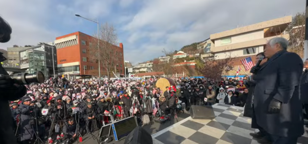 3일 전광훈 사랑제일교회 목사는 윤석열 대통령 관저 앞에서 집회를 열었다. 2025.01.03. 유튜브 신의한수 갈무리