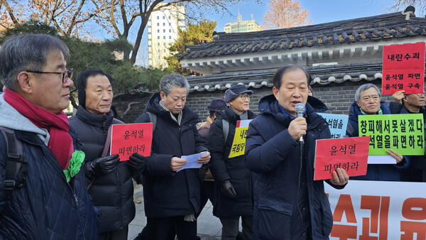 4일 서울 종로구 탑골공원 앞에서 열린 10개 노인단체 '내란 수괴 윤석열의 구속 파면을 촉구하는 노인 시국선언' 행사에서 발언하는 김국진 노후희망유니온 위원장. 그 왼쪽 모자를 쓴 이는 전교조 초대 위원장을 지낸 이부영 한국노년단체총연합회 상임간사, 흰 종이를 든 이는 이날 행사 사회를 본 정재화 노후희망유니온 대외협력국장, 김국진 위원장 오른쪽은 성원기 삼척석탄화력반대투위 공동대표.     60+기후행동