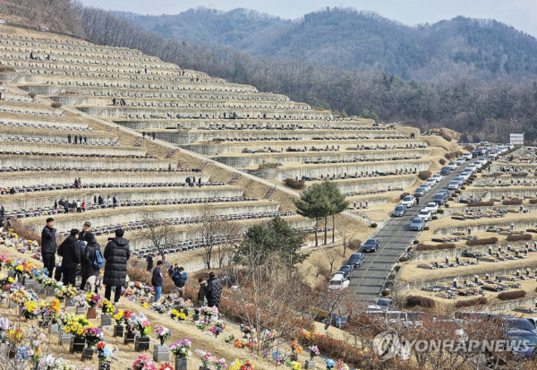 윤달에는 부정 타지 않는다고 해서 이장이나 묘 단장 등을 많이 한다. 지난해 2월 설 명절을 맞아 성묘객들이 줄을 잇는 강원도 춘천시의 춘천안식공원. (연합뉴스 제공)