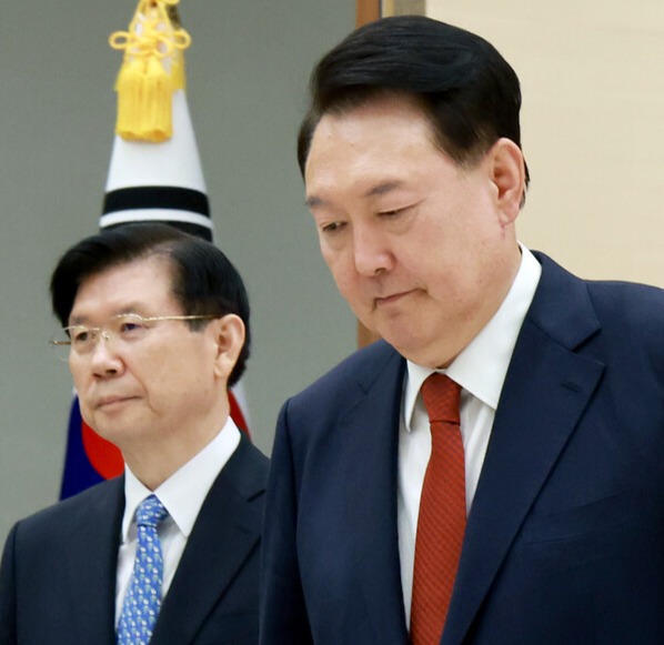 윤석열 대통령이 9일 서울 용산 대통령실 청사에서 박종준 대통령 경호처장에게 임명장 수여 및 기념촬영을 마친 뒤 환담장으로 향하고 있다. 2024.9.9. 연합뉴스