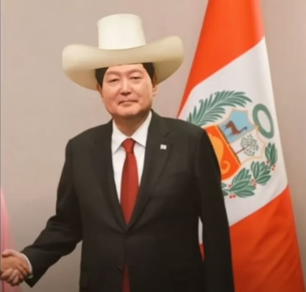 페루 독립언론 라엔셀로나가 동영상 뉴스에서 윤석열 대통령의 머리에 페드로 카스티요 전 대통령이 즐겨 쓰던 밀짚모자를 씌웠다. 2024.12.4. [라엔셀로나 동영상 캡처] 시민언론 민들레 