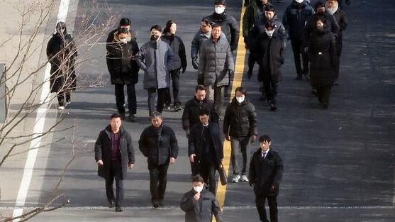 공수처 수사관들이 한남동 대통령 관저 경내에서 체포영장 집행에 실패하고 내려오고 있다. 2025.1.3.연합뉴스