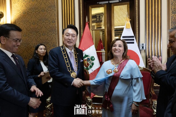 페루를 공식방문한 윤석열 대통령이 16일 수도 리마의 대통령궁에서 디나 볼루아르테 페루 대통령과 훈장을 맞교환한 뒤 악수를 하고 있다. 왼쪽에서 크게 웃는 이가 현재 최상목 대통령 권한대행 부총리다. 2024.11.16. [대통령실 누리집] 시민언론 민들레 
