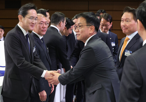 최상목 대통령 권한대행 부총리 겸 기획재정부 장관과 이재용 삼성전자 회장이 3일 서울 대한상공회의소에서 열린 경제계 신년인사회에서 인사하고 있다. 2025.1.3 연합뉴스