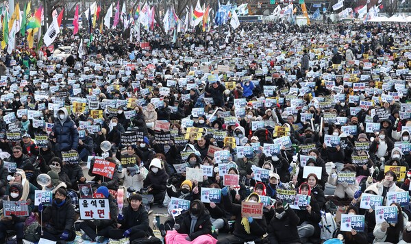  4일 오후 서울 종로구 광화문광장 인근에서 윤석열 즉각퇴진·사회대개혁 비상행동(비상행동)이 개최한 5차 시민대행진에서 참가자들이 구호를 외치고 있다. 2025.1.4 연합뉴스