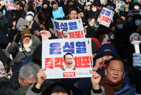 4일 서울 용산구 한남동 대통령 관저 인근에서 민주노총 등 진보단체 회원들이 탄핵 찬성 집회를 하고 있다. 2025.1.4. 연합뉴스