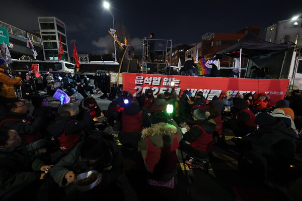 윤석열 대통령에 대한 공수처의 체포영장 집행이 불발된 3일 오후 서울 용산구 대통령 관저 인근에서 민주노총 조합원들이 체포·탄핵 찬성 집회를 하고 있다. 민주노총은 내일 밤까지 철야 농성을 이어간다. 2025.1.3. 연합뉴스