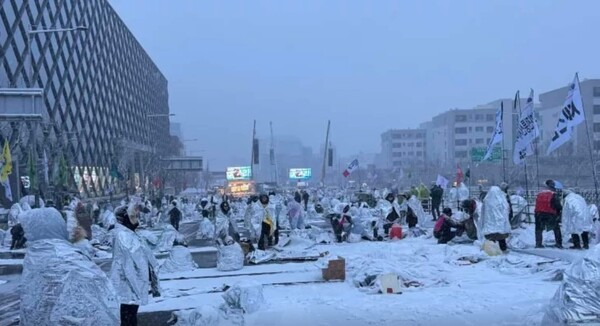 밤새 눈을 맞으면서도 서울 한남동 대통령 관저 인근에서 내란수괴 윤석열 체포를 요구하며 농성을 벌인 시민들 모습. 2025. 01. 05 [윤정모 작가 제공]