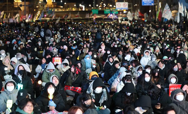  4일 오후 대통령 관저가 있는 서울 용산구 한남동 한남대로에서 민주노총 등이 윤석열 대통령 체포를 촉구하는 집회를 열고 있다. 2025.01. 04 연합뉴스