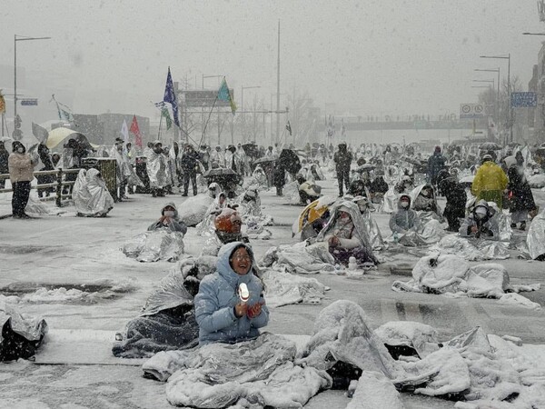 밤새 눈을 맞으면서도 서울 한남동 대통령 관저 인근에서 내란수괴 윤석열 체포를 요구하며 농성을 벌인 시민들 모습. 2025. 01. 05 [출처. 강경희님 페이스북]