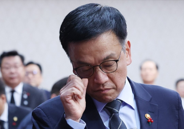 최상목 대통령 권한대행 부총리 겸 기획재정부 장관이 지난해 12월 31일 정부서울청사에서 열린 국무회의에서 국민의례 뒤 자리에 앉고 있다. 이날 국무회의에서 김태규 방통위원장 직무대행과 김문수 노동부 장관 등이 최상목 대통령 권한대행에게 고성을 지르며 헌재 재판관 임명에 대해 항의했고 최 권한대행이 울먹인 것으로 전해졌다. 연합뉴스