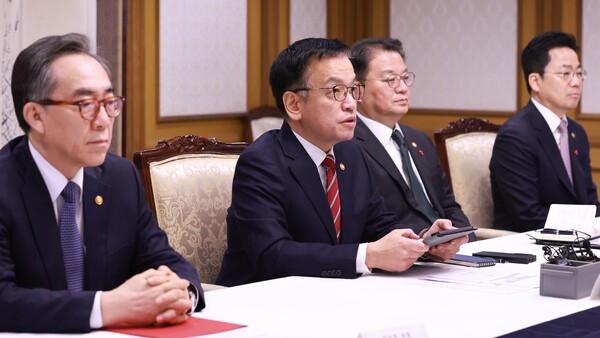 최상목 대통령 권한대행 부총리 겸 기획재정부 장관이 6일 정부서울청사에서 열린 대외경제현안간담회에 참석해 발언하고 있다.왼쪽부터 조태열 외교부 장관, 최 권한대행, 방기선 국무조정실장, 박성택 산업통상자원부 1차관. 2025.1.6. 연합뉴스