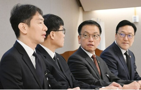 최상목 대통령 권한대행이 3일 정부서울청사에서 거시경제·금융현안간담회를 하고 있다. 왼쪽부터 'F4'라 불리는 이복현 금감원장, 이창용 한국은행 총재, 최 대행, 김병환 금융위원장. © 연합뉴스