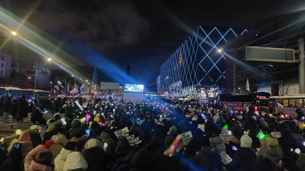 4일 밤 대통령 관저 앞 한남대로에서 ‘윤석열 즉각 퇴진’ 등을 주장하는 시민들이 응원봉을 들고 집회를 하고 있다. 오른쪽에 보이는 격자무늬 조명 건물이 1층 홀을 개방한 일신빌딩. © 이봉수