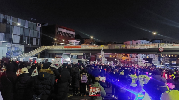 윤석열 체포와 탄핵에 반대하는 집회는 대통령 관저 더 가까운 곳을 차지하고 열렸다. © 이봉수