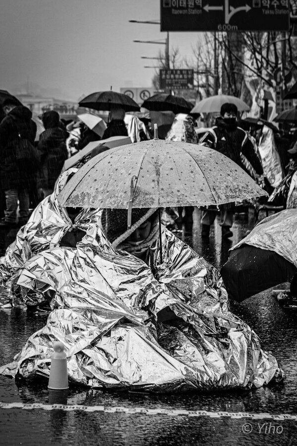 시민과 시민단체들은 서울 용산구 한남동 대통령 관저 앞에서 3박 4일 동안 '대통령 체포 촉구 집회'에 나섰다. 2025.01.05. 이호 작가