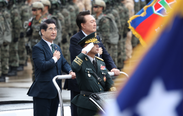 윤석열이 지난해 10월1일 성남 서울공항에서 열린 건군 76주년 국군의날 기념식에서 김용현 국방부 장관과 함께 열병차량을 타고 국군 부대를 사열하고 있다. 연합뉴스