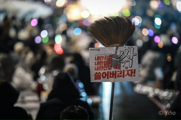 서울 한남동 윤석열 관저 앞 윤석열 체포 촉구 집회의 한 장면. 이호 작가 사진