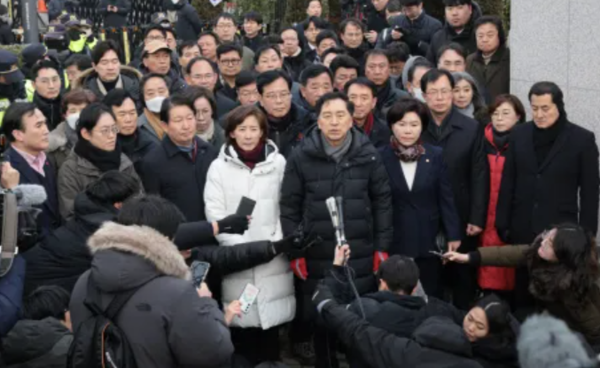 김기현·나경원 의원 등 국민의힘 의원 40여명이 1월6일 윤석열 대통령에 대한 고위공직자범죄수사처의 체포영장 집행을 저지하려고 서울 용산구 한남동 대통령 관저 앞에 집결해 있다. 비상계엄 해제와 윤석열 탄핵을 거부한 국힘당은 윤석열 내란사태 진압과 수습을 지연시키고 방해하는 발언을 계속하고 언론이 이를 일일이 보도해주고 있다. 연합뉴스. 연합뉴스