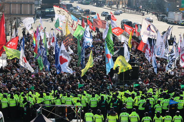 4일 서울 용산구 한남동 대통령 관저 인근에서 집회를 벌이던 민주노총 등 진보단체 회원들이 관저 방향으로 행진하려다 경찰에 가로막혀 있다. 2025.1.4