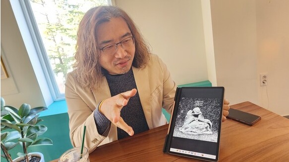 '고맙습니다. 미안합니다. 응원합니다.'를 그린 과정을 설명하는 이정헌 만화가. 2025.1.7. 사진 촬영 정숙 시민기자