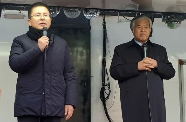 황교안 자유한국당 대표(왼쪽)가 20일 청와대 분수대 인근에서 열린 '문재인 하야 범국민투쟁본부' 주최 집회를 찾아 총괄대표인 전광훈 목사와 함께 연단에서 연설하고 있다. 2019.11.20. 연합뉴스