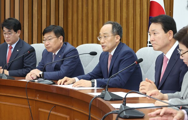 국민의힘은 21일 “더불어민주당 이재명 대표 강성 지지자들인 ‘개딸’에 의한 극단적 포퓰리즘은 우리 사회의 독”이라고 비판했다. 추경호 원내대표가 이날 국회에서 열린 원내대책회의에서 발언하고 있다. 2024.5.21. 연합뉴스